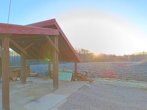 Sunce na istoku prve zrake baca na solarne panele