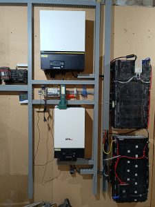 off-grid system sa dvije baterije i dva pretvarača